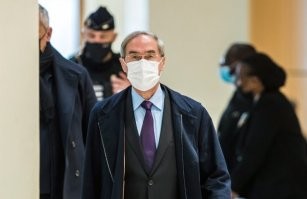 В цивилизованных странах перед законом равны ВСЕ!!! Будь ты бывший президент или министр! Ну а там где вор на воре и вором погоняет   упыри будут продолжать жрать и пить кровь наживаясь за чужой счёт.

  Экс-главу МВД Франции отправили в тюрьму за невыплату компенсации ущерба государству
Клод Геан был осужден за присвоение государственных средств и по решению суда должен был выплатить более 200 тысяч евро. Адвокат экс-министра жалуется, что клиент не в состоянии погасить долг из своей министерской пенсии.

  Экс-президент Франции Николя Саркози получил три года по делу о коррупции. 

  четверг 15 декабря бывший президент Франции Жак Ширак был признан виновным и приговорен к двум годам условно в деле о так называемых «фиктивных рабочих местах» парижской мэрии.

  Экс-премьер Франции получил пять лет за фиктивное трудоустройство жены. Бывшего премьер-министра Франции Франсуа Фийона приговорили к пяти годам лишения свободы (три года из них - условно) по делу о фиктивном трудоустройстве его жены.

  В апреле 2018 года к 24 годам тюрьмы по обвинению в коррупции, разглашении гостайны и злоупотреблении властью заочно была приговорена экс-президент Южной Кореи Пак Кын Хе. Кроме того ей был назначен штраф в $17,5 млн.

  За три года во власти (с 2006 по 2009 год) премьер-министр Израиля Эхуд Ольмерт минимум пять раз вызывал интерес прокуратуры. Следователи проверяли его участие в приватизации банков, в покупке квартиры по якобы заниженным ценам, в финансовой помощи правительства бывшим коллегам премьера по адвокатскому бюро. Наконец, весной 2014 года Ольмерт был приговорен к шести годам тюрьмы и штрафу за взятки от компаний-застройщиков в бытность политика мэром Иерусалима. Позднее срок заключения был сокращен до полутора лет. 

Ну вы поняли