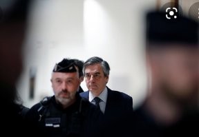 В цивилизованных странах перед законом равны ВСЕ!!! Будь ты бывший президент или министр! Ну а там где вор на воре и вором погоняет   упыри будут продолжать жрать и пить кровь наживаясь за чужой счёт.

  Экс-главу МВД Франции отправили в тюрьму за невыплату компенсации ущерба государству
Клод Геан был осужден за присвоение государственных средств и по решению суда должен был выплатить более 200 тысяч евро. Адвокат экс-министра жалуется, что клиент не в состоянии погасить долг из своей министерской пенсии.

  Экс-президент Франции Николя Саркози получил три года по делу о коррупции. 

  четверг 15 декабря бывший президент Франции Жак Ширак был признан виновным и приговорен к двум годам условно в деле о так называемых «фиктивных рабочих местах» парижской мэрии.

  Экс-премьер Франции получил пять лет за фиктивное трудоустройство жены. Бывшего премьер-министра Франции Франсуа Фийона приговорили к пяти годам лишения свободы (три года из них - условно) по делу о фиктивном трудоустройстве его жены.

  В апреле 2018 года к 24 годам тюрьмы по обвинению в коррупции, разглашении гостайны и злоупотреблении властью заочно была приговорена экс-президент Южной Кореи Пак Кын Хе. Кроме того ей был назначен штраф в $17,5 млн.

  За три года во власти (с 2006 по 2009 год) премьер-министр Израиля Эхуд Ольмерт минимум пять раз вызывал интерес прокуратуры. Следователи проверяли его участие в приватизации банков, в покупке квартиры по якобы заниженным ценам, в финансовой помощи правительства бывшим коллегам премьера по адвокатскому бюро. Наконец, весной 2014 года Ольмерт был приговорен к шести годам тюрьмы и штрафу за взятки от компаний-застройщиков в бытность политика мэром Иерусалима. Позднее срок заключения был сокращен до полутора лет. 

Ну вы поняли