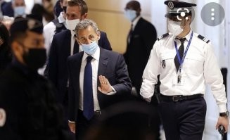 В цивилизованных странах перед законом равны ВСЕ!!! Будь ты бывший президент или министр! Ну а там где вор на воре и вором погоняет   упыри будут продолжать жрать и пить кровь наживаясь за чужой счёт.

  Экс-главу МВД Франции отправили в тюрьму за невыплату компенсации ущерба государству
Клод Геан был осужден за присвоение государственных средств и по решению суда должен был выплатить более 200 тысяч евро. Адвокат экс-министра жалуется, что клиент не в состоянии погасить долг из своей министерской пенсии.

  Экс-президент Франции Николя Саркози получил три года по делу о коррупции. 

  четверг 15 декабря бывший президент Франции Жак Ширак был признан виновным и приговорен к двум годам условно в деле о так называемых «фиктивных рабочих местах» парижской мэрии.

  Экс-премьер Франции получил пять лет за фиктивное трудоустройство жены. Бывшего премьер-министра Франции Франсуа Фийона приговорили к пяти годам лишения свободы (три года из них - условно) по делу о фиктивном трудоустройстве его жены.

  В апреле 2018 года к 24 годам тюрьмы по обвинению в коррупции, разглашении гостайны и злоупотреблении властью заочно была приговорена экс-президент Южной Кореи Пак Кын Хе. Кроме того ей был назначен штраф в $17,5 млн.

  За три года во власти (с 2006 по 2009 год) премьер-министр Израиля Эхуд Ольмерт минимум пять раз вызывал интерес прокуратуры. Следователи проверяли его участие в приватизации банков, в покупке квартиры по якобы заниженным ценам, в финансовой помощи правительства бывшим коллегам премьера по адвокатскому бюро. Наконец, весной 2014 года Ольмерт был приговорен к шести годам тюрьмы и штрафу за взятки от компаний-застройщиков в бытность политика мэром Иерусалима. Позднее срок заключения был сокращен до полутора лет. 

Ну вы поняли