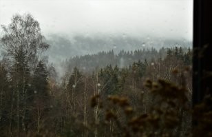 Там, вдали от людской суеты, мы справимся, я знаю. Потому что у меня есть я.