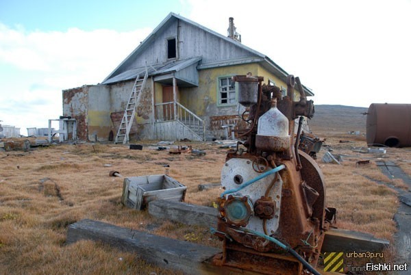 Колючин - труднодоступный остров в Чукотском море. Около этого острова не один корабль застрял во льдах. В 1933 у берегов острова затонул "Челюскин", погиб один человек. В 1934 на острове была построена метеорологическая станция. Строительство станции на крутом берегу стало тяжелым испытанием для рабочих. Во время войны финансирование станции было сокращено, а потом и вовсе прекратилось, так как не было у страны сил и средств осваивать столь труднодоступный район.