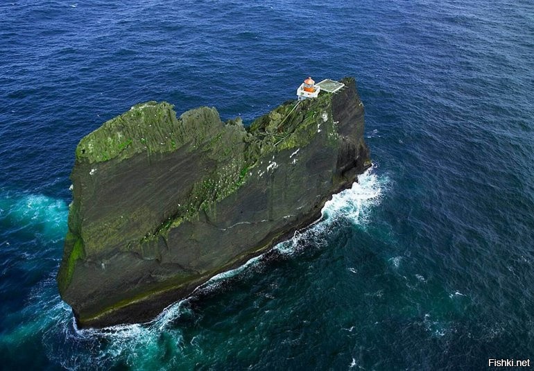 Маяк на скале посреди океана