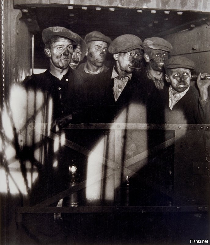 Шахтер из Нортамберленда за ужином, Англия, 1937