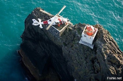 Маяк на скале посреди океана