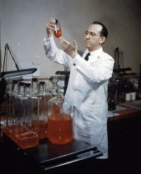 ***
  В США у Дж. Солка были оппоненты   Альберт Сэбин и Хилари Копровский. Они ратовали за живую вакцину,   продолжает Пётр Михайлович.   Несмотря на их уверенность в большей эффективности и безопасности такой вакцины, шансов зарегистрировать её в Америке не было. Не последнюю роль в этом играли фармкомпании   убитая вакцина была высокодоходным бизнесом, и конкуренты были не нужны. Сам Солк на этом заработал миллионы и открыл замечательный научно-исследовательский институт. Он носит его имя.
***
пс
СССР производил "живую вакцину"
от Альберт Сэбин (1906-1993) - вирусолог, создатель первой живой вакцины против полиомиелита. Фото: 
Её всем и раздавали по себестоимости 
****
В 1960 г. создатель живой вакцины Альберт Сэбин писал другу М. П. Чумакову: «СССР, вероятно, станет первой страной, где будет ликвидирован полиомиелит. С сожалением должен сказать, что в моей стране дела двигаются гораздо медленнее. 
***