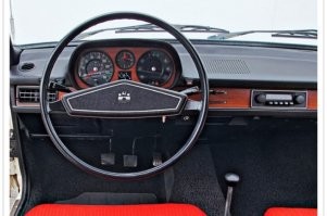 Как же задолбала тупорылая школота со своими "тонкими рулями". Вот везде в мире всё было идеально, и только мерзкие агенты НКВД вынуждали делать тонкие рули, специально, что бы советские люди посильнее мучались в морозы, и в жару, и вообще круглый год. Почему-то никому, <span style='color:gray'>[мат]</span>, из малограмотных школьников не приходит в голову, что в 70-е рули во всем мировом автопроме (исключая премиум) были тонкими. Пример - Пассат Б1, производился до 80-го года, если не ошибаюсь. В Б2 руль стал чуть пухлее и мягче, но Б2 - современник не классики, а зубил, у которых руль тоже стал - сюрприз <span style='color:gray'>[мат]</span>! - покрыт мягким пластиком.

Оплётку делали, равно как и весь другой тунинх с одной целью - повыпендриваться. В принципе, с тех пор мало что поменялось, разве что элементы для тунинха теперь производят и устанавливают специально обученные люди, а в СССР всё сами делали.