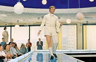 Легким движением руки брюки превращаются, брюки превращаются....в элегантные шорты!