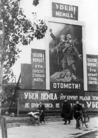 Такое было уже по всей стране ,когда поняли с каким врагом мы столкнулись ..Читал мемуары солдатиков ,так в первые месяцы войны ,многие пытались с немцами заговаривать типо " Эй товарищ ,ты из рабочих или крестьян ,мы же братья ..А в ответ автоматные очереди и хохот руссиш швайн .."  Вот потом и понеслось .. На Берлин и только вперед ..Вечная память им !