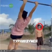 Спортивная девушка на турнике