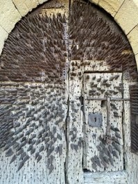 Я думал это вид сверху на какой-то дачный участок припорошенный первым снегом.  А нет... главный вход!