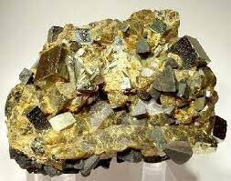 мне отец с шахты приносил медный колчедан - тоже искры высекались, но слабые - зажечь от них так ничего и не смог