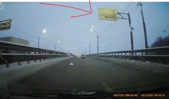 Мужик, ты реально тупишь. 
1. Покажи на видео знак "место разворота", который ты не поленился приплести к обсуждаемому случаю? 
2. Ты видел знаки "место разворота", на автострадах? (а судя по разделительным отбойникам это именно автострада, а не просто загордная или городская дорога.) 
3. Что именно ты предпринял, если бы ты ехал по этой же автостраде и вдруг захотел развернуться на 180 градусов, и перед этим увидев: 
а) слева отбойники, 
б) помеченное красненьким на скрине?