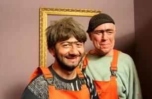 Краш-тест не пройден: питерские коммунальщики перед чисткой крыши прикрыли машину картоном