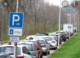 Она не бесплатная 2 часа, а нельзя парковаться больше 2х часов.
Потому что место, вероятнее всего, проходимое. Чтоб просто не бросали без дела на весь день, а остальные как дураки круги наматывают в поисках места.
На этой штуке вставляешь время прибытия.