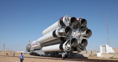 "Протон" выезжает на старт. Высота с 24-этажный дом, вес 700 тонн, мощность на старте 45 гигаватт. И эта штуковина взлетает как пушинка.