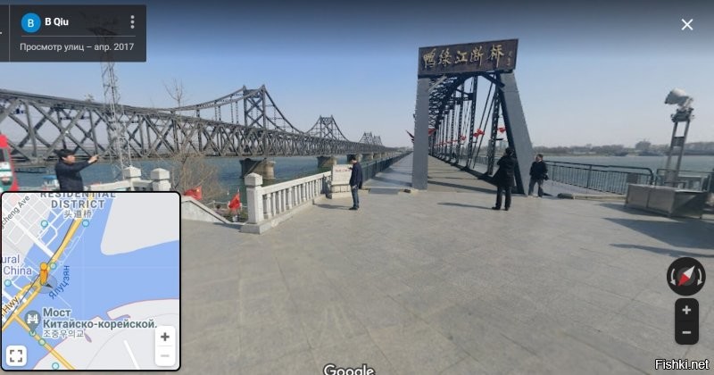 Вот пешеходный мост из Китая в КНДР. Никакой таможни. Никаких заграждений. Никто никуда толпами не перебегает и не переплывает. На китайской стороне спокойно проживают 200 тыщ корейцев.