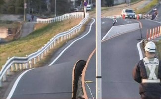 Так то это обычное дело, и легко объяснимо.
Асфальт, чтобы полностью не перекрывать движение, часто кладут по очереди сначала одну полосу, потом другую. И когда, во время землетрясения, земля "плыёт", рвёт именно в слабом месте, вдоль, на стыке двух полос.