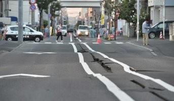 Так то это обычное дело, и легко объяснимо.
Асфальт, чтобы полностью не перекрывать движение, часто кладут по очереди сначала одну полосу, потом другую. И когда, во время землетрясения, земля "плыёт", рвёт именно в слабом месте, вдоль, на стыке двух полос.