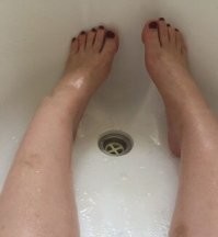 Похоже, барахтаясь, ещё и левую ногу сломала.