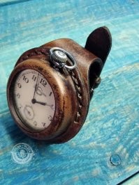 На фотографиях четко видно, что это не наручные часы, не марьяж (карманные переделанные в наручные), а просто КАРМАННЫЕ часы со специальным ремешком.