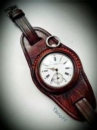 На фотографиях четко видно, что это не наручные часы, не марьяж (карманные переделанные в наручные), а просто КАРМАННЫЕ часы со специальным ремешком.