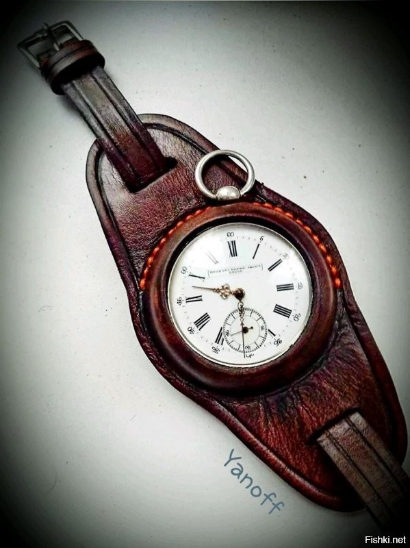 На фотографиях четко видно, что это не наручные часы, не марьяж (карманные переделанные в наручные), а просто КАРМАННЫЕ часы со специальным ремешком.