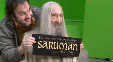 - Враг не дремлет! В черном черном королевстве в чёрном чёрном городе в чёрном чёрном доме в чёрной чёрной комнате живёт чёрный чёрный старик в белом белом халате. - Знаю я его - Сарумян, сын Вассермана. Никрофил - самоучка.