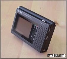 <<< Внешний тюнер позволял ловить от 2 до 83 каналов >>>

Бессмысленная игрушка для мажоров. При наличии внешнего тюнера логичнее было бы оснастить его собственным экраном, но понты дороже денег.

В том же 1982 году появился SONY Watchman FD-210 с плоской электронно-лучевой трубкой.





С плоской же электронно-лучевой трубкой на европейский рынок в 1983 году выходит  Sinclair FTV1.





В июне того же года, японские производители выпускают CASIO TV-10 - первый портативный массового производства телевизор с жидкокристаллическим экраном.





А спустя год , в августе 1984 года, долгожданный цветной экран приходит к потребителю - EPSON ET-10 (Seiko T102), первый массовый карманный телевизор с цветным дисплеем.



В мае 1985 года запущен в производство первый мини-телевизор  CASIO TV-1000 с цветным ЖК дисплеем от CASIO.



Через месяц, конкуренты, также успешно выпускают  SITIZEN 05TA.



Но ТВ в часах - это же круто, хотя нихрена и не видно.