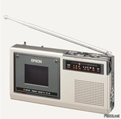 <<< Внешний тюнер позволял ловить от 2 до 83 каналов >>>

Бессмысленная игрушка для мажоров. При наличии внешнего тюнера логичнее было бы оснастить его собственным экраном, но понты дороже денег.

В том же 1982 году появился SONY Watchman FD-210 с плоской электронно-лучевой трубкой.





С плоской же электронно-лучевой трубкой на европейский рынок в 1983 году выходит  Sinclair FTV1.





В июне того же года, японские производители выпускают CASIO TV-10 - первый портативный массового производства телевизор с жидкокристаллическим экраном.





А спустя год , в августе 1984 года, долгожданный цветной экран приходит к потребителю - EPSON ET-10 (Seiko T102), первый массовый карманный телевизор с цветным дисплеем.



В мае 1985 года запущен в производство первый мини-телевизор  CASIO TV-1000 с цветным ЖК дисплеем от CASIO.



Через месяц, конкуренты, также успешно выпускают  SITIZEN 05TA.



Но ТВ в часах - это же круто, хотя нихрена и не видно.