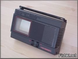 <<< Внешний тюнер позволял ловить от 2 до 83 каналов >>>

Бессмысленная игрушка для мажоров. При наличии внешнего тюнера логичнее было бы оснастить его собственным экраном, но понты дороже денег.

В том же 1982 году появился SONY Watchman FD-210 с плоской электронно-лучевой трубкой.





С плоской же электронно-лучевой трубкой на европейский рынок в 1983 году выходит  Sinclair FTV1.





В июне того же года, японские производители выпускают CASIO TV-10 - первый портативный массового производства телевизор с жидкокристаллическим экраном.





А спустя год , в августе 1984 года, долгожданный цветной экран приходит к потребителю - EPSON ET-10 (Seiko T102), первый массовый карманный телевизор с цветным дисплеем.



В мае 1985 года запущен в производство первый мини-телевизор  CASIO TV-1000 с цветным ЖК дисплеем от CASIO.



Через месяц, конкуренты, также успешно выпускают  SITIZEN 05TA.



Но ТВ в часах - это же круто, хотя нихрена и не видно.