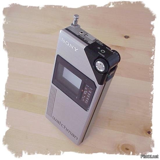 <<< Внешний тюнер позволял ловить от 2 до 83 каналов >>>

Бессмысленная игрушка для мажоров. При наличии внешнего тюнера логичнее было бы оснастить его собственным экраном, но понты дороже денег.

В том же 1982 году появился SONY Watchman FD-210 с плоской электронно-лучевой трубкой.





С плоской же электронно-лучевой трубкой на европейский рынок в 1983 году выходит  Sinclair FTV1.





В июне того же года, японские производители выпускают CASIO TV-10 - первый портативный массового производства телевизор с жидкокристаллическим экраном.





А спустя год , в августе 1984 года, долгожданный цветной экран приходит к потребителю - EPSON ET-10 (Seiko T102), первый массовый карманный телевизор с цветным дисплеем.



В мае 1985 года запущен в производство первый мини-телевизор  CASIO TV-1000 с цветным ЖК дисплеем от CASIO.



Через месяц, конкуренты, также успешно выпускают  SITIZEN 05TA.



Но ТВ в часах - это же круто, хотя нихрена и не видно.