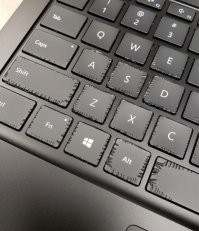 "Что принудительная дезинфекция на работе сделала с моим новым ноутбуком за 2000 долларов"
Что то кнопки какие то явно не для "за 2000", а вообще, похоже на защитную пленку. 
А если это оплавление..., то чем это таким термоядерным дезинфицировали? Ацетоном, 647, сольвент?... Ибо спирт пластик не растворяет.