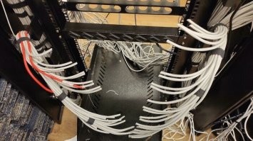 Тоже мне проблема. Решается на раз-два-три. 
1. обжать заново
2. Подключить по одному из устройств в другом конце с каждой стороны или тестер для витой пары.
3. Выявить тестером с этой стороны и отметить. 
Повторить. С каждым разом все меньше и меньше. 
По любому не вести заново...