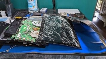 " Чудо, но жесткий диск оказался в целости... "
Какое нахрен чудо? Чтобы жесткий диск раздолбать от ноута (ввиду его малых размеров) нужен удар об стену как минимум, и то блины останутся целыми и информация будет восстановима. 
Как минимум нужен ледоруб, гвоздь сотка и молоток (и знать куда)...