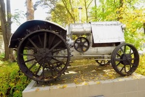 Трактор СХТЗ 15/30 в посёлке Арбаж Кировской области.