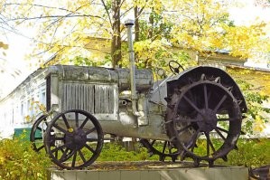 Трактор СХТЗ 15/30 в посёлке Арбаж Кировской области.