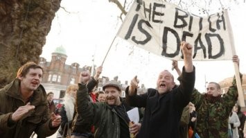 Когда в Британии сдохла с@ка Татчер, народ тоже вышел на улицы праздновать. Она достала всех.
А в России народ до сих пор запуганный. Когда сдох Беня-алкаш, ни один не вышел отметить это радостное событие. Нацгвардия и Омон не шутят, Беня - духовный папа Вовы.