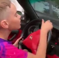 Мажор без прав на поршивце рассекает по Москве!
Мой звездюк :) Подписывайтесь :) 
На самом деле, брат мой племяху прокатил, когда том поршами "заболел", и зачем-то во дворах порулить дал, за что от меня и получил по безмозглой бошке.
Я даю только в поле, на даче.