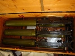 Да, деревянные ящики + промасленная бумага. Не так круто и технологично как американские бочки, зато очень дешево. И перед применением достаточно убрать консервирующую смазку и собрать УСМ.