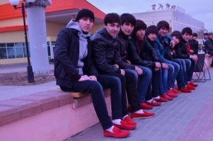 В Москве, в 2008, когда грянул кризис, тоже куча фирм позакрывалась или сильно ужали штат и зарплаты низшему звену. И вот куча гастарбайтеров, которые до этого трудились на стройках, на извозе, в общепите, подсобными работягами и прочими дворниками - оказались без средств к существованию. Но они не поехали в родные аулы, а остались в городе, в поисках нового заработка. А кушать то хочется, а работы нет. И очень-очень быстро резко увеличилось кол-во преступлений таких как воровство и грабёж с участием иммигрантов (оно то и до  этого было немаленьким). Хачам сложно освоить иную профессию в силу языкового  барьера, природной неодарённости интеллектом и врождённой лени. И если уже очередного Арсена уволили из шаурмичной, куда его по большому блату устроил дядя Васо, то Арсен сам работу особо искать не будет, а пойдёт воровать, когда деньги закончатся.
Поэтому если вы собираетесь кучу эмигрантов оставить без работы, то продумайте вариант как вы их будете - задействовать в другом секторе экономики (специальные трудовые лагеря на лесоповале, или отдельное производство куда их всей диаспорой можно засунуть), или как вы их всех безработных - выявите, и депортируете в родные аулы, чтоб они тут не шакалили по подворотням, либо как будете усилять присутствие милиции на каждой улице, подворотне, дворе, подъезде и закоулке, когда хачи которым не хватает на свою наркоту, или бухло или еду, или чтоб снять себе овечку на ночь -  начнут  ураганить по городу так, что местные жители попросят право на свободный отстрел этих обезьян.

В  общем проблему надо как-то комплексно решать, а не просто запретить понаехавшим работать, в надежде что они уедут домой или переквалифицируются и добровольно колоннами пойдут честно и ударно трудиться на местный консервный завод.