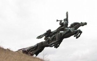 Печальная судьба памятнику Первой Конной на Украине.