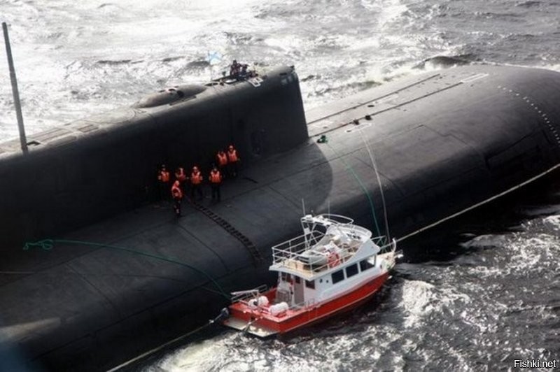 В Онежском заливе Белого моря подлодка Северного флота спасла гражданский катер. Выйдя в открытое море, катер «Баренц» не справился со штормом и 3-метровыми волнами, но поблизости оказался подводный крейсер.
С субботы на воскресенье судно шло с Соловецких островов в Архангельск. В пути волны в заливе стали достигать трехметровой высоты, а ветер поднялся до 15 м/с. Катер изменил курс, но до берега оставалось ещё около 60 километров. Топливо было на исходе, возникла угроза опрокидывания катера.
P S  погода оказалась слишком свежей для условий сложной буксировки и катер был потерян в штормовом Белом море.
Спасенные же гражданские моряки были благополучно доставлены в порт Северодвинск, Россия!