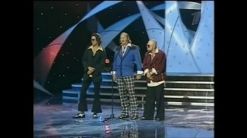 А руки под пальто