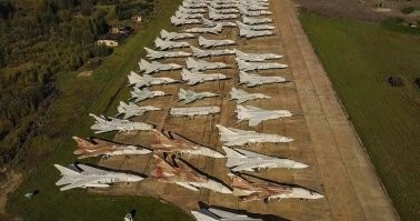 В ЛЮБОЙ армии мира есть имущество резерва, имущество ремонта и имущество консервации.
В том числе и у Российской Армии есть законсервированные запасы танков, автомашин, стрелкового вооружения, кораблей и прочего...