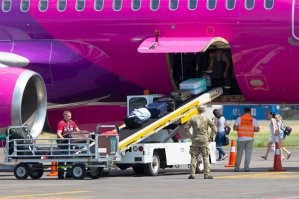 Вообще-то, багаж из самолеты достают по транспортной ленте. Версия-1: у них там лента сломалась и работяг заставили всё выгружать вручную.
Вторая версия. Выгрузка идет из салона, а не из багажного отделения. Все тюки мягкие и примерно одинаковой формы. Одинаково упруго отскакивают от лестницы. Возможно это челночники, которые привезли ширпотреб из Турции.