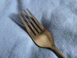 23. Бесполезная вилка.
----
И давно шпротная \ сардинная вилка стала бесполезной?