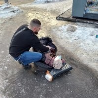 Посмотри внимательно и увидишь "казаки" на ногах, метал браслет на руке и велосипедную цепь на поясе. Сто процев не кавказоид.