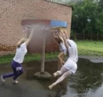 Круто. Прямо с карусели - в бассейн!