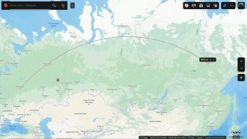 А кому то нужно подучить географию. 
Ты в школе не учил, что земля круглая? И если провести на карте прямую между двумя точками, с учётом шарообразности земли в проекции она будет выглядеть как дуга. Открой карту, включи линейку, и попробуй сам.