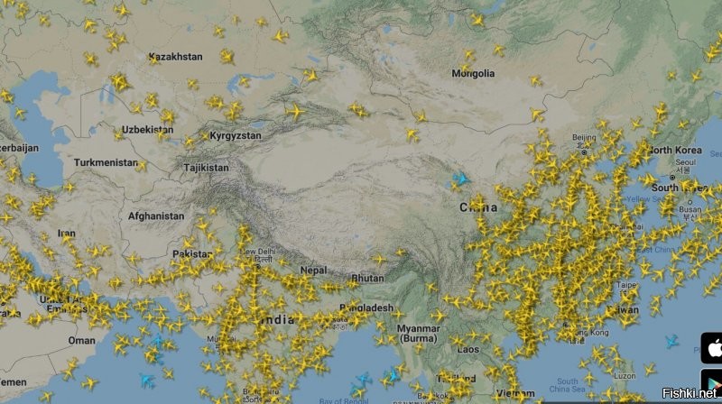 У тебя на картинке не реальный маршрут сделования самолёта, а тупо прямая, из точки А в точку Б. 
В реальности самолёты крайне редко летят по прямой, и в данном случае самолёт Москва-Дели огибает район Тибета. Посмотри на карте полётов - ни одного самолёта непосредственно над Тибетом, все облетают его по краю.